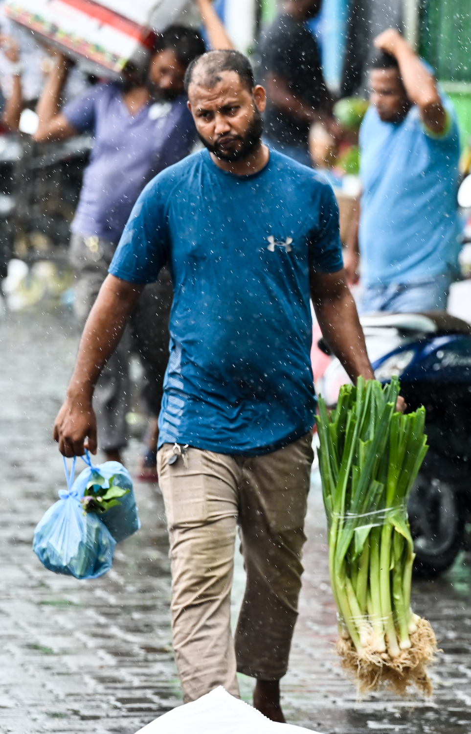 މުލަ ރޯދަ ދުވަހު މާރުކޭޓުން ވިޔަފާރިކޮށްގެން ނުކުތް މީހަކު ވާރޭގެ ތެރޭގައި ހިނގާފައި އަންނަނީ: މި އަހަރު ރޯދަ މަސް ފެށުނީ ވިއްސާރަޔާ އެކު. -- ފޮޓޯ: ފަޔާޒު މޫސާ | މިހާރު