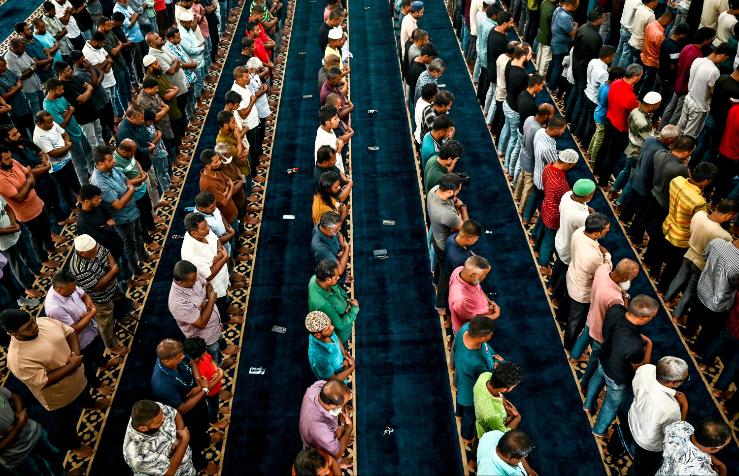 މުލަ ރޯދަ ދުވަހު އިސްލާމީ މަރުކަޒުގައި މެންދުރު ނަމާދު ކުރަނީ -- ފޮޓޯ: ފަޔާޒު މޫސާ | މިހާރު