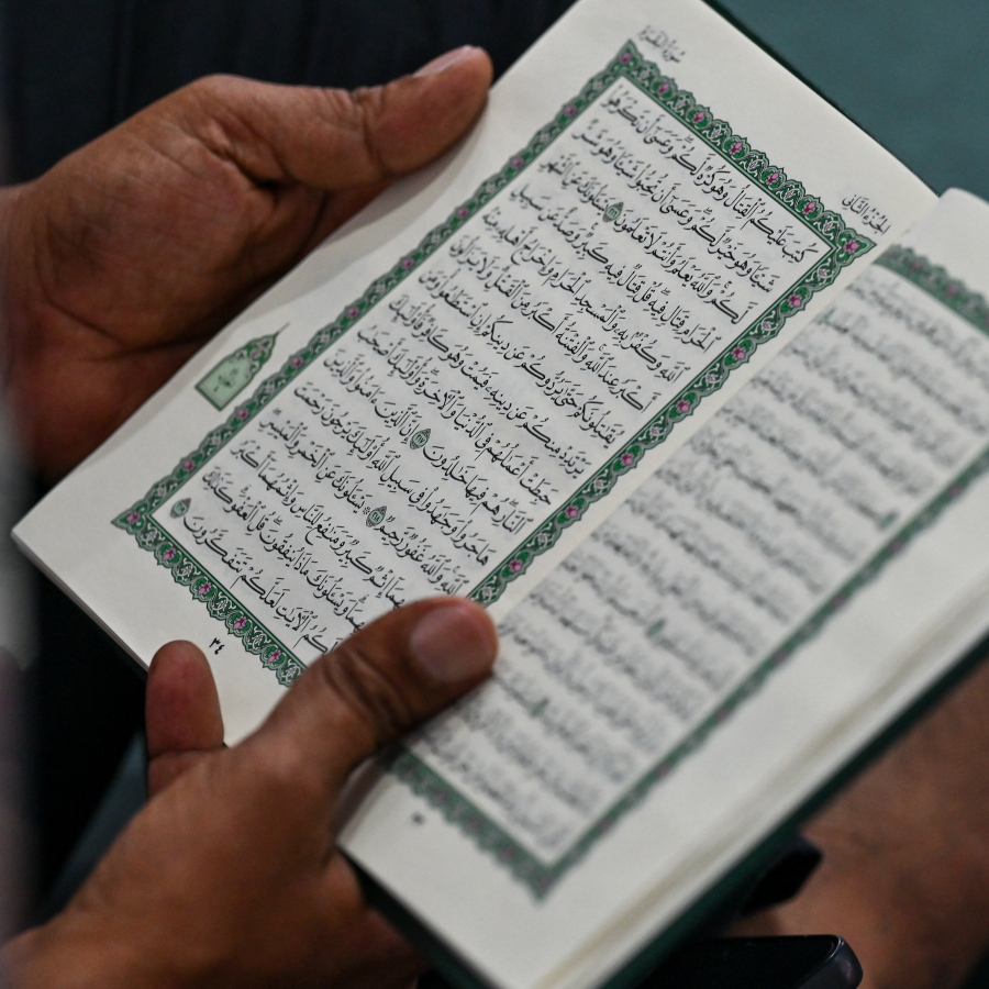 މިއަދުގެ މެންދުރު ނަމާދުގެ ކުރިން މިސްކިތުގައި މީހަކު ގުރުއާން ކިޔަވަނީ.- ފޮޓޯ: ފަޔާޒު މޫސާ | މިހާރު