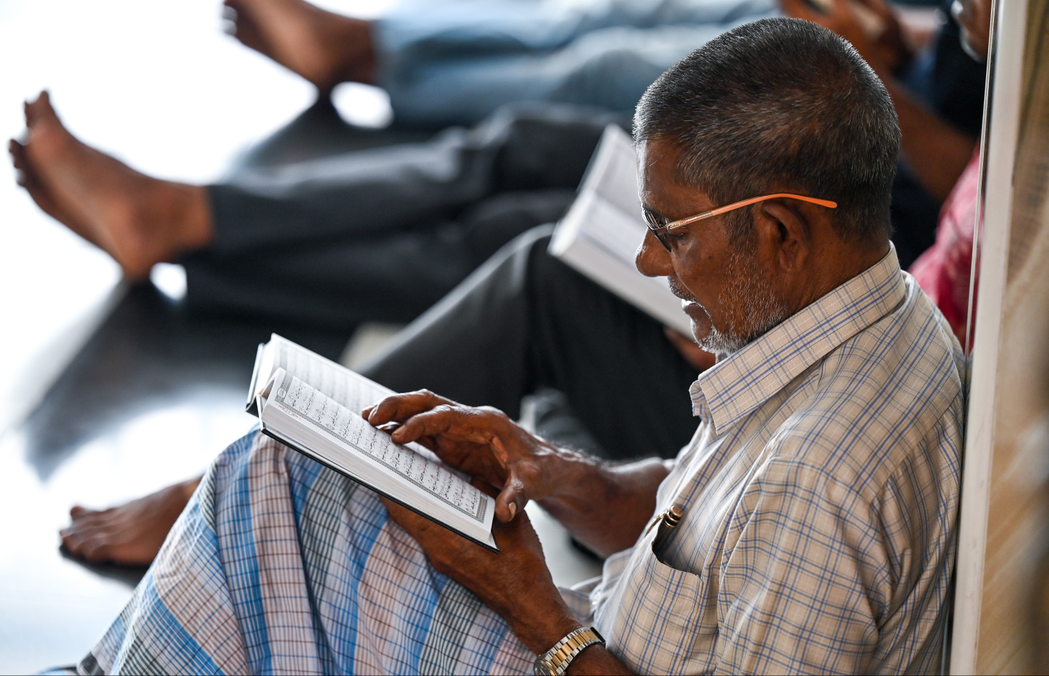 މުލަ ރޯދަ ދުވަހުގެ މެންދުރު ނަމާދަށް ފަހު މީހަކު މިސްކިތުގައި ގުރުއާން ކިޔަވަނީ -- ފޮޓޯ: ފަޔާޒު މޫސާ | މިހާރު