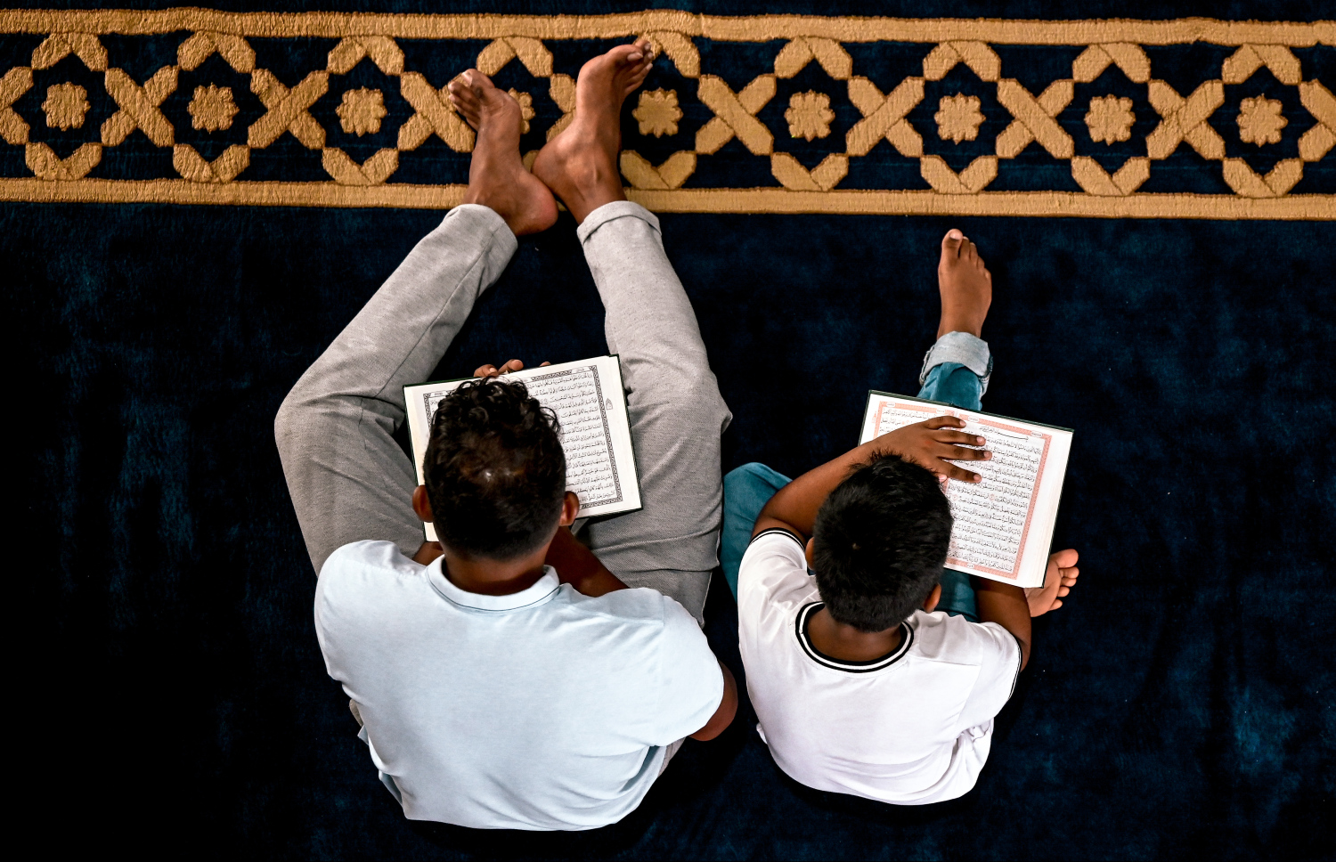 މުލަ ރޯދަ ދުވަހުގެ މެންދުރު ނަމާދަށް ފަހު މިސްކިތުގައި ގުރުއާން ކިޔަވަނީ. -- ފޮޓޯ: ފަޔާޒު މޫސާ | މިހާރު