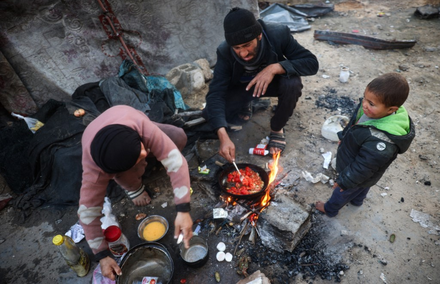 މި އަހަރުގެ ރަމަޟާން މަހުގެ ފުރަތަމަ ދުވަހު ފަލަސްތީނުގެ ޣައްޒާގެ އާއިލާއަކުން ރޯދަ ވީއްލަން ކާތަކެތި ހަދަނީ. -- ފޮޓޯ: އޭއެފްޕީ