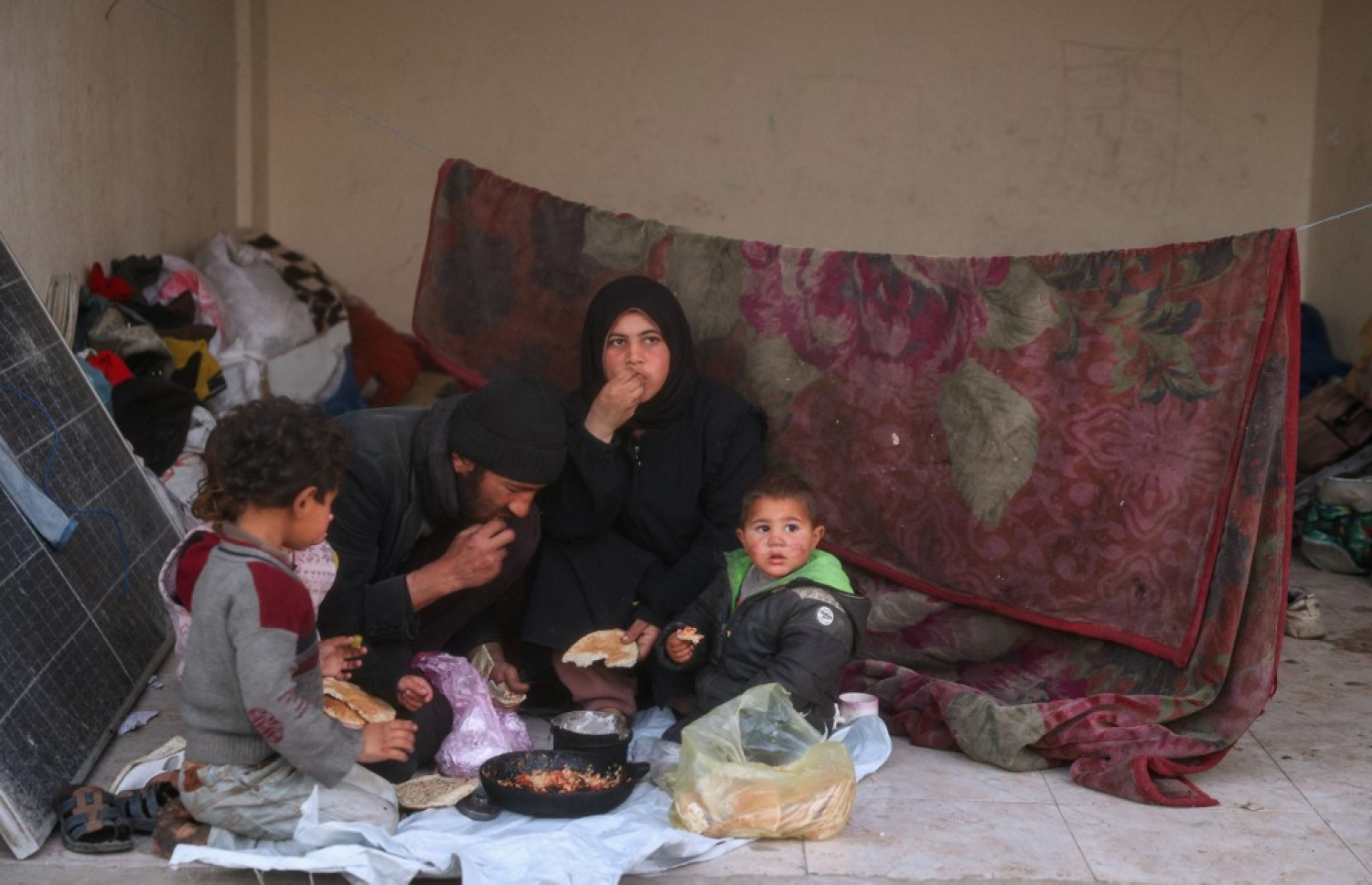 މި އަހަރުގެ ރަމަޟާން މަހުގެ ފުރަތަމަ ދުވަހު ފަލަސްތީނުގެ ޣައްޒާގައި، އިޒްރޭލުން ހަމަލާދީ ހަލާކުކޮށްލާފައިވާ ގެއެއްގެ ތެރޭގައި އާއިލާއެއްގެ ބަޔަކު ރޯދަ ވީއްލަނީ. -- ފޮޓޯ: އޭއެފްޕީ