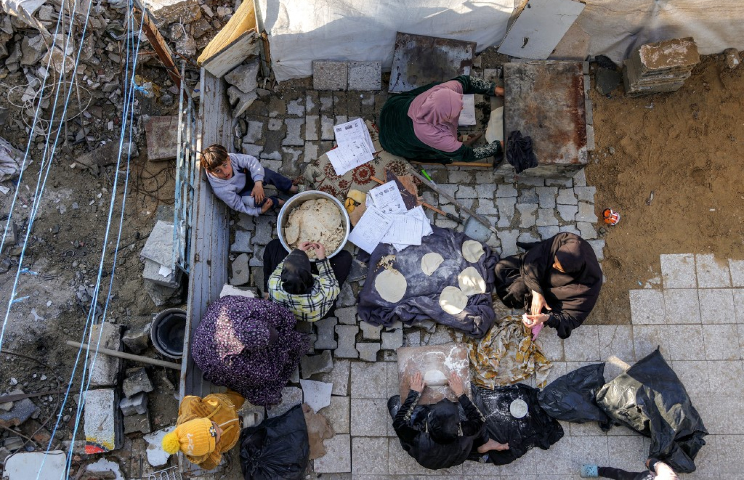 މި އަހަރުގެ ރަމަޟާން މަހުގެ ފުރަތަމަ ދުވަހު ފަލަސްތީނުގެ ޣައްޒާގައި، އިޒްރޭލުގެ ހަމަލާތަކުގެ ސަބަބުން ހަލާކުވެފައިވާ ގެއެއްގެ ތެރޭގައި، ރޯދަ ވީއްލަން ކާތަކެތި ހަދަނީ. -- ފޮޓޯ: އޭއެފްޕީ