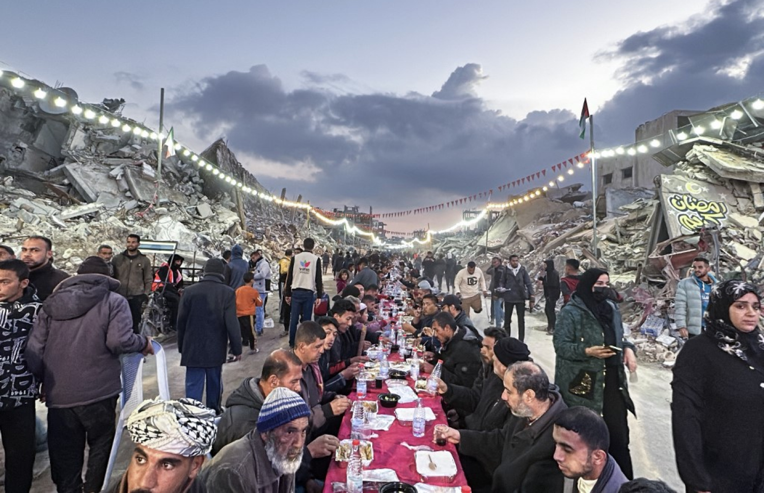 މި އަހަރުގެ ރަމަޟާން މަހުގެ ފުރަތަމަ ދުވަހު ފަލަސްތީނުގެ ޣައްޒާގައި ބޭއްވި ރޯދަ ވީއްލުމެއްގައި މީހުން ބައިވެރިވަނީ. ޣައްޒާގައި ރޯދަ މަސް ފެށި އިރު އިޒްރޭލުގެ ހަމަލާތަކުގެ ސަބަބުން އާންމުން ވަނީ ވަރަށް ނިކަމެތި ހާލުގައި. -- ފޮޓޯ: އޭއެފްޕީ