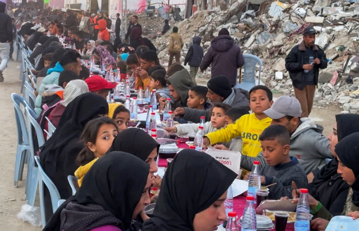 މި އަހަރުގެ ރަމަޟާން މަހުގެ ފުރަތަމަ ދުވަހު ފަލަސްތީނުގެ ޣައްޒާގައި ބޭއްވި ރޯދަ ވީއްލުމެއް. ޣައްޒާގައި ރޯދަ މަސް ފެށި އިރު އިޒްރޭލުގެ ހަމަލާތަކުގައި އާންމުންގެ ގެދޮރު ގެއްލި ހާލުގައި ޖެހިފައި ވާއިރު ކާބޯތަކެތި ލިބޭނެ މަގުތަކަށް ވެސް ވަނީ ހުރަސް އަޅާފައި. -- ފޮޓޯ: އޭއެފްޕީ