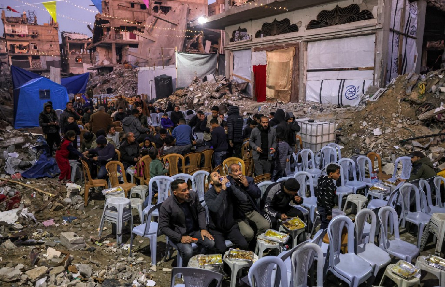 މި އަހަރުގެ ރަމަޟާން މަހުގެ ފުރަތަމަ ދުވަހު ފަލަސްތީނުގެ ޣައްޒާގެ ޖަބަލިޔާގައި އޮތް ރޯދަ ވީއްލުމަކަށް މީހުން ޖަމާވެފައި. -- ފޮޓޯ: އޭއެފްޕީ