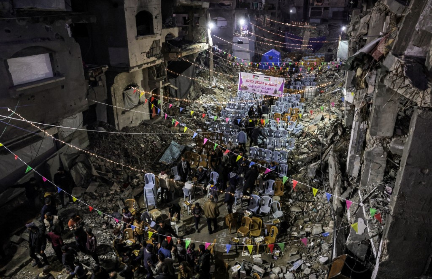 މި އަހަރުގެ ރަމަޟާން މަހުގެ ފުރަތަމަ ދުވަހު ޣައްޒާގެ އުތުރުގެ ޖަބަލިޔާގައި އެންމެން އެއްވެ ރޯދަ ވީއްލުމުގައި ބައިވެރިވަނީ. -- ފޮޓޯ: އޭއެފްޕީ