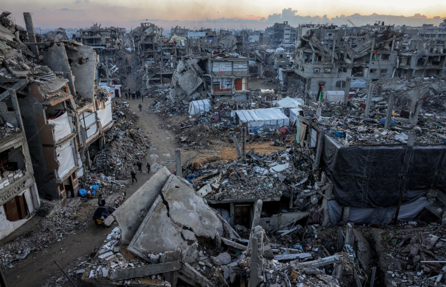 މި އަހަރުގެ ރަމަޟާން މަހުގެ ފުރަތަމަ ދުވަހު ޣައްޒާގެ އުތުރުގެ ޖަބަލިޔާ ފެންނަން އޮތް ގޮތް. ޣައްޒާގެ ރައްޔިތުންނަށް ރޯދަ މަސް ފެށުނީ އިޒްރޭލުގެ ހަމަލާތަކުގައި އެ މީހުން ދިރިއުޅުން އަޅިއަށް ހަދާލާފައި ވަނިކޮށް. -- ފޮޓޯ: އޭއެފްޕީ