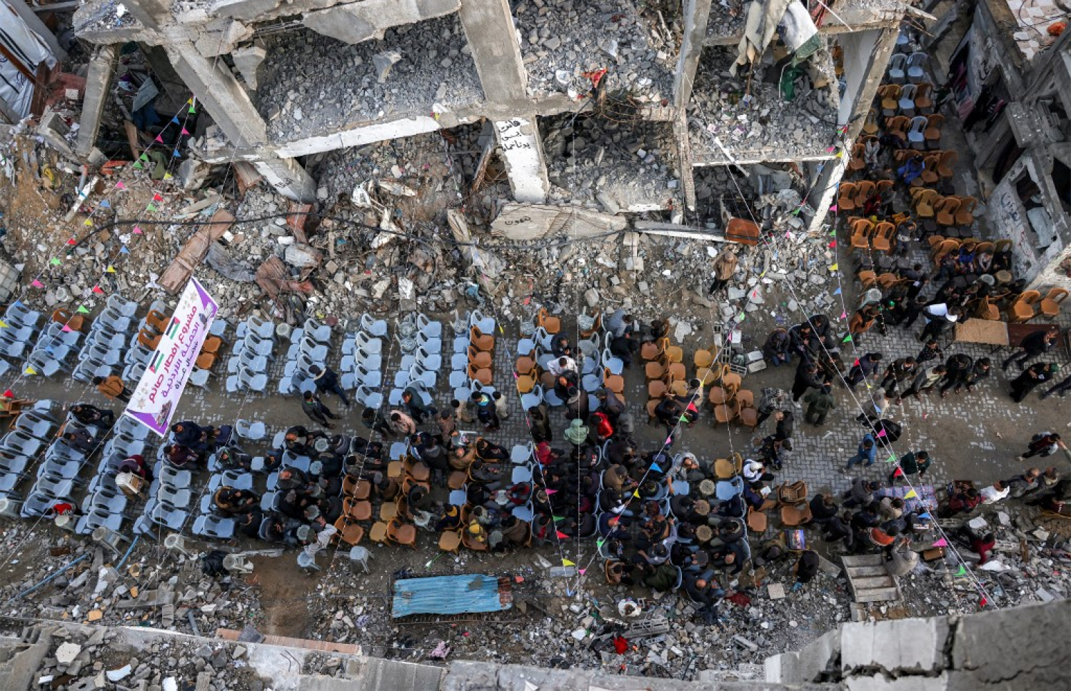 އިޒްރޭލުން 15 މަސް ދުވަސް ވަންދެން ދިން ހަމަލާތަކުގައި އެއްކޮށް ހަލާކުވެފައިވާ ފަލަސްތީނުގެ ޣައްޒާގައި މި އަހަރުގެ ރަމަޟާން މަހުގެ ފުރަތަމަ ދުވަހު ގިނަ ބަޔަކު ބައިވެރިވެގެން އިންތިޒާމުކުރި ރޯދަ ވީއްލުމަކަށް މީހުން ޖަމާވަނީ. -- ފޮޓޯ: އޭއެފްޕީ