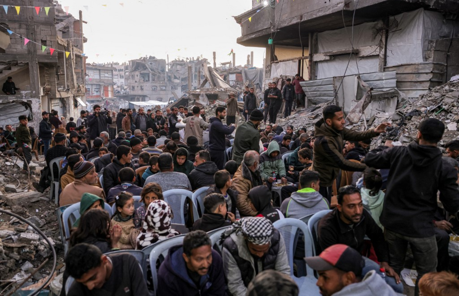 އިޒްރޭލުން 15 މަސް ދުވަސް ވަންދެން ދިން ހަމަލާތަކުގައި އެއްކޮށް ހަލާކުވެފައިވާ ފަލަސްތީނުގެ ޣައްޒާގައި މި އަހަރުގެ ރަމަޟާން މަހުގެ ފުރަތަމަ ދުވަހު ގިނަ ބަޔަކު ބައިވެރިވެގެން އިންތިޒާމުކުރި ރޯދަ ވީއްލުމެއްގައި މީހުން ބައިވެރިވަނީ. -- ފޮޓޯ: އޭއެފްޕީ