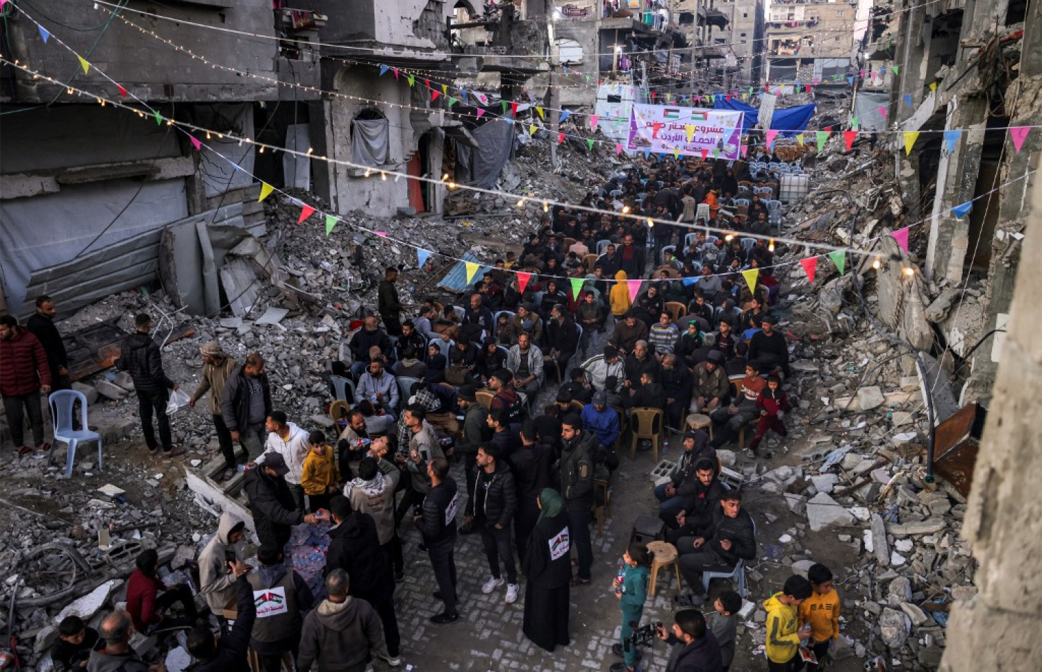 އިޒްރޭލުގެ ހަމަލާތަކުގައި ބިމާ ހަމަކޮށްފައިވާ ޣައްޒާގައި މި އަހަރުގެ ރަމަޟާން މަހުގެ ފުރަތަމަ ދުވަހު، އެންމެން ބައިވެރިވާ ރޯދަ ވީއްލުމަކަށް މީހުން ޖަމާވެފައި. -- ފޮޓޯ: އޭއެފްޕީ