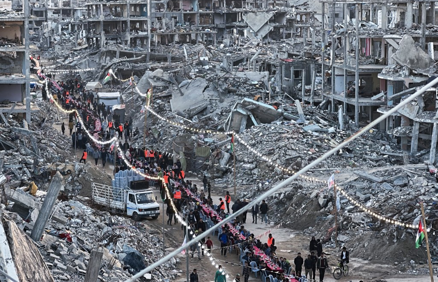 އިޒްރޭލުގެ ހަމަލާތަކުގައި ބިމާ ހަމަކޮށްފައިވާ ޣައްޒާގެ އިމާރާތްތަކުގެ ކައިރިން މަގެއް ހަދައި، މި އަހަރުގެ ރަމަޟާން މަހުގެ ފުރަތަމަ ދުވަހު، އެންމެން ބައިވެރިވާ ރޯދަ ވީއްލުމަކަށް ތައްޔާރުވަނީ. -- ފޮޓޯ: އޭއެފްޕީ