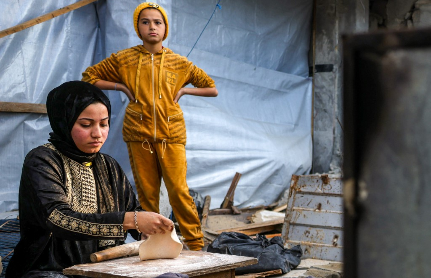 އިޒްރޭލުގެ ހަމަލާތަކުގައި ސުންނާފަތިވެފައިވާ، ޣައްޒާގެ އިމާރާތެއްގެ ތެރޭގައި ހަދާފައިވާ ތަންކޮޅެއްގެ ތެރޭގައި ތިބެ މި އަހަރުގެ ރަމަޟާން މަހުގެ ފުރަތަމަ ދުވަހުގެ ރޯދަ ވީއްލުމަށް ކާތަކެތި ހަދަނީ. -- ފޮޓޯ: އޭއެފްޕީ