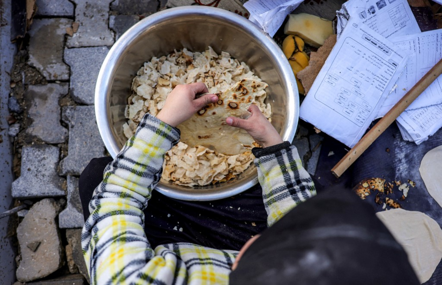 އިޒްރޭލުގެ ހަމަލާތަކުގައި ބިމާ ހަމަކޮށްލާފައިވާ ފަލަސްތީނުގެ ޣައްޒާގައި، ވެއްޓިފައިވާ ގެއެއްގެ ކައިރީ ތިބި ބަޔަކު މި އަހަރުގެ ރަމަޟާން މަހުގެ ފުރަތަމަ ދުވަހު ރޯދަ ވީއްލަން ކާބޯތަކެތި ހަދަނީ. -- ފޮޓޯ: އޭއެފްޕީ