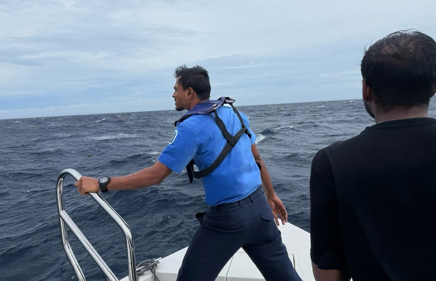 48 މީހުންނާއެކު ދަތުރުކުރަމުންދިޔަ ލޯންޗެއް އަޑިއަށް ދިއުމުން މީހުން ސަލާމަތް ކުރަން ފުލުހުން ހަރަކާތްތެރިވަނީ--