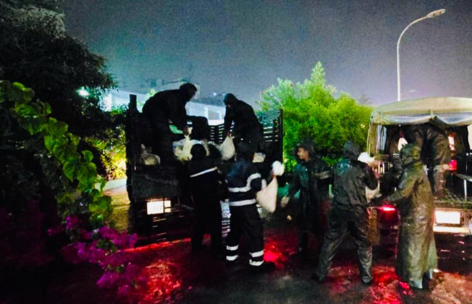 މާލޭގެ މަގުތަކުގައި ރޭ ފެންބޮޑުވުމުން ގޭގެ އަށް ފެން ވަނުމުން ސަލާމަތް ކޮށްދިނުމަށް ސިފައިން ވެލިބަސްތާގެ އެހީތެރިކަން ފޯރުކޮށްދެނީ.---ފޮޓޯ: އެމްއެންޑީއެފް