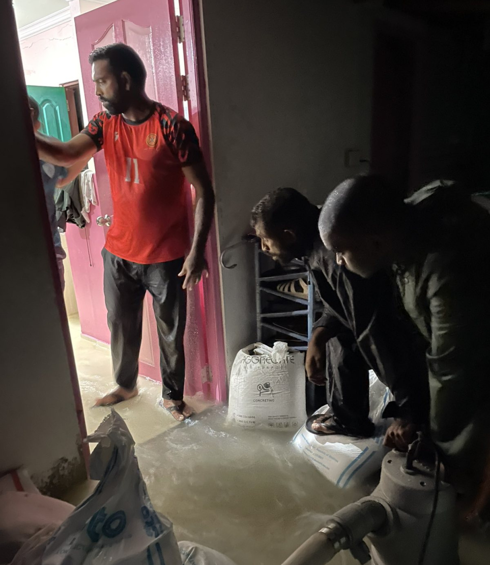 ފ. ނިލަދޫގެ ގެއެއްގައި ސިފައިން ރޭ ވެލިބަސްތާ ޖަހައިދެނީ.---ފޮޓޯ: އެމްއެންޑީއެފް