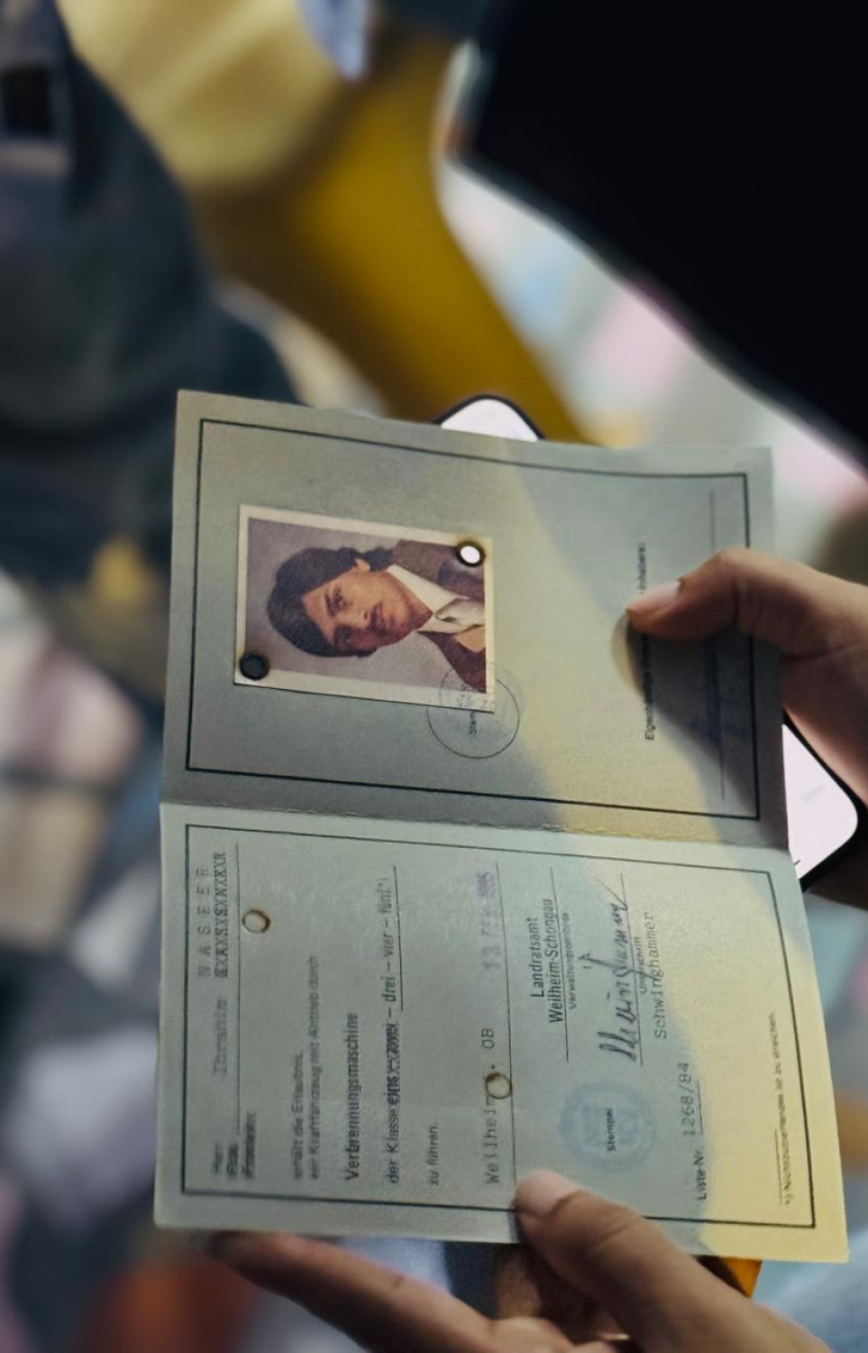 ނަސީރަކީ ޖަރުމަންގެ ވެސް ރައްޔިތެއް ކަން އެނގޭ ލިއުމެއް. -- ފޮޓޯ: ފާތުމަތު އަޖުފާން | މިހާރު