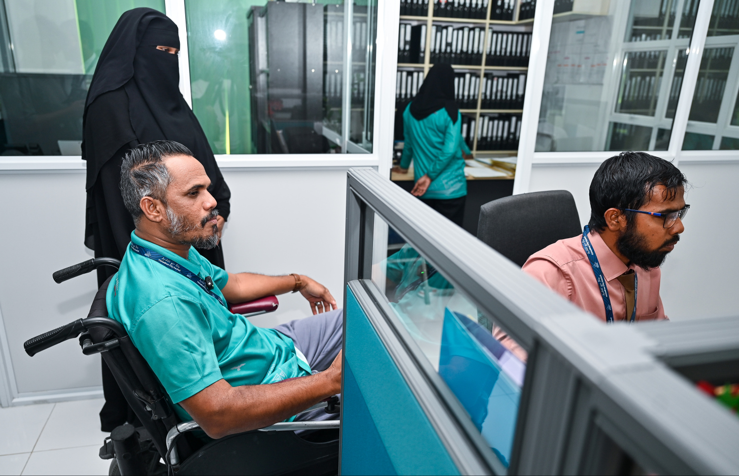 އަފްރާހު، ތިނަދޫ ސިޓީ ކައުންސިލް އިދާރާގެ ބައެއް މުވައްޒަފުންނާ އެކު.---ފޮޓޯ: ފަޔާޒު މޫސާ| މިހާރު