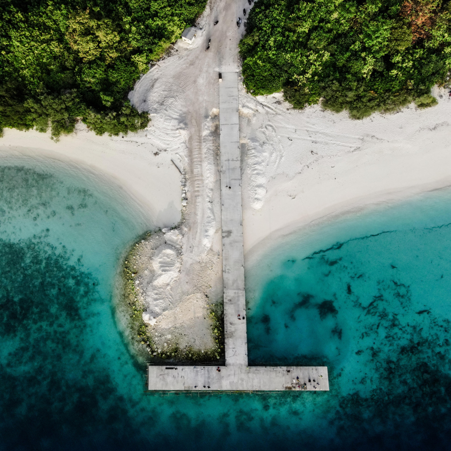 ނ. މަނަދޫގައި އަލަށް ހެދި "ނާމަގު ޖެޓީ" ގެ މަތިން ނަގާފައިވާ ފޮޓޯއެއް: ހެނދުނާއި މެންދުރުގެ އެންމެ ހޫނުގަދަވާ ވަގުތާއި އަދި ރޭގަނޑު ކިތަންމެ ދަންވިޔަސް މި ރަށުގެ އެންމެން ފޫހިފިލުވާލަން މިހާރު ދަނީ މި ޖެޓީއަށް މަސްބާނަން.--- ފޮޓޯ: ފަޔާޒު މޫސާ | މިހާރު