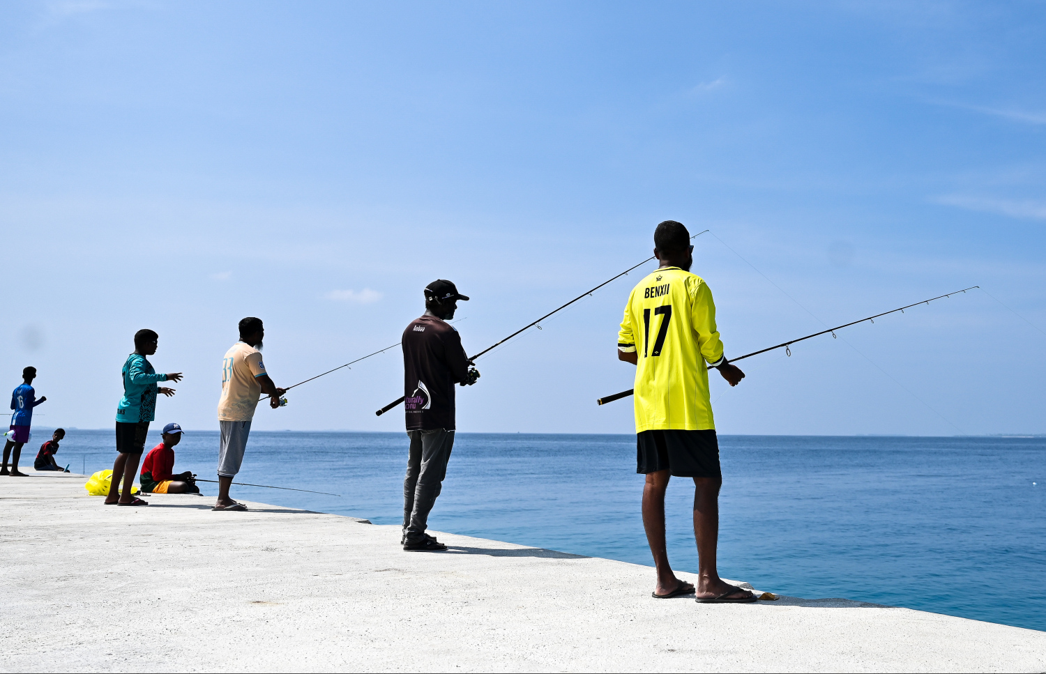 މަނަދޫ " ނާމަގު ޖެޓީ"ގައި އެ ރަށުގެ ބަޔަކު މަސްބާނަނީ: ނައިޓް ފިޝިން އަށް ދޯނިތަކުގައި ދިއުމުގެ ބަދަލުގައި އާއިލާގެ އެންމެންނާއި ރައްޓެހިންނާ އެކު މިހާރު ދަނީ މި ޖެޓީ އަށް.--- ފޮޓޯ: ފަޔާޒު މޫސާ | މިހާރު