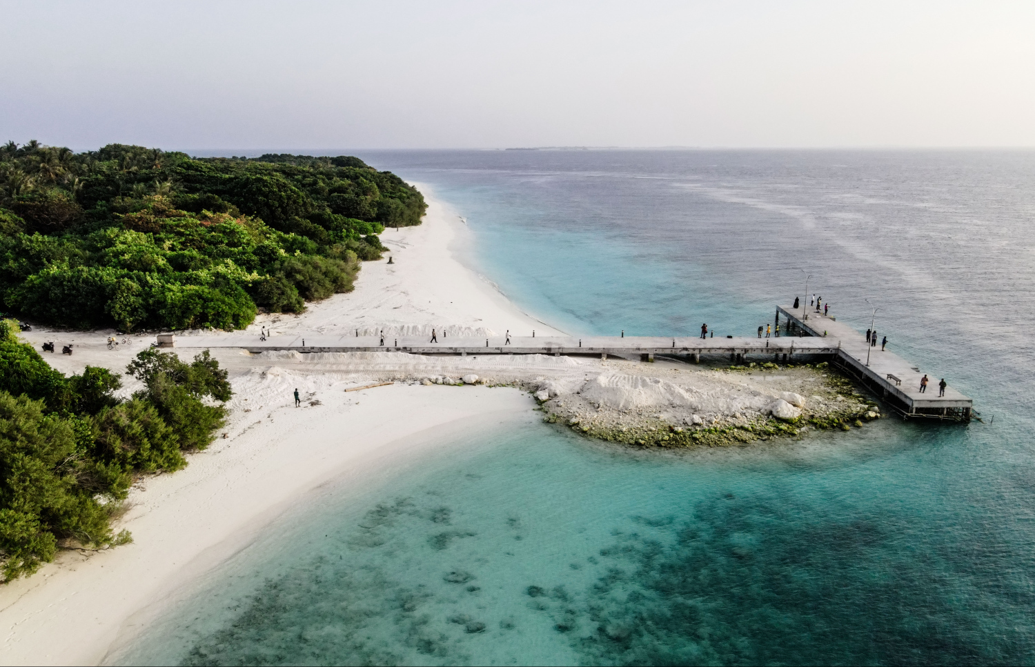 މަނަދޫ "ނާމަގު ޖެޓީ": ހުސް ވަގުތެއް ލިބިއްޖިއްޔާ މި ރަށު މީހުން މިހާރު ދަނީ މި ޖެޓީގައި ދޮށި އެއްލައިގެން މަސް ބާނަން.--- ފޮޓޯ: ފަޔާޒު މޫސާ | މިހާރު