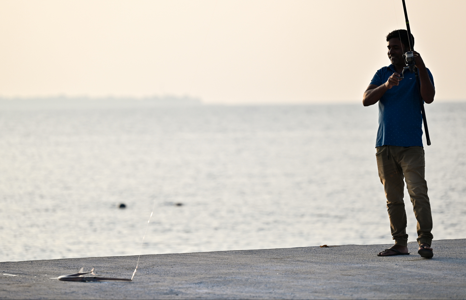 ދޮށި އުކައިގެން ބޭނި ތޮޅިއެއް ޖެޓީ މަތީގައި: މަނަދޫ ކުދި ބޮޑު އެންމެން ވެސް މިހާރު ހުސް ވަގުތު ހޭދަކުރަން ދަނީ މި "ނާމަގު ޖެޓީ"އަށް މަސްބާނަން.--- ފޮޓޯ: ފަޔާޒު މޫސާ | މިހާރު