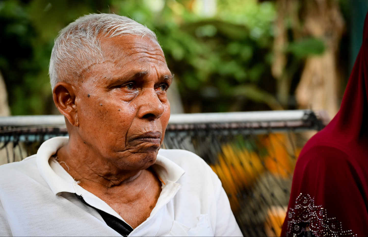 ރަޝީދު، އޭނާގެ އަންހެނުން ވާހަކަދައްކާއިރު އަޑުއަހަނީ. ކުދިން ވަކިވިތާ އަހަރުތަކެއް ވިއަސް އެ ދެމަފިރިންނަށް އެ ހިތާމަތަކުން ދުރަކަށް ނުދެވޭ.-- ފޮޓޯ: ނިޝާން އަލީ/ މިހާރު