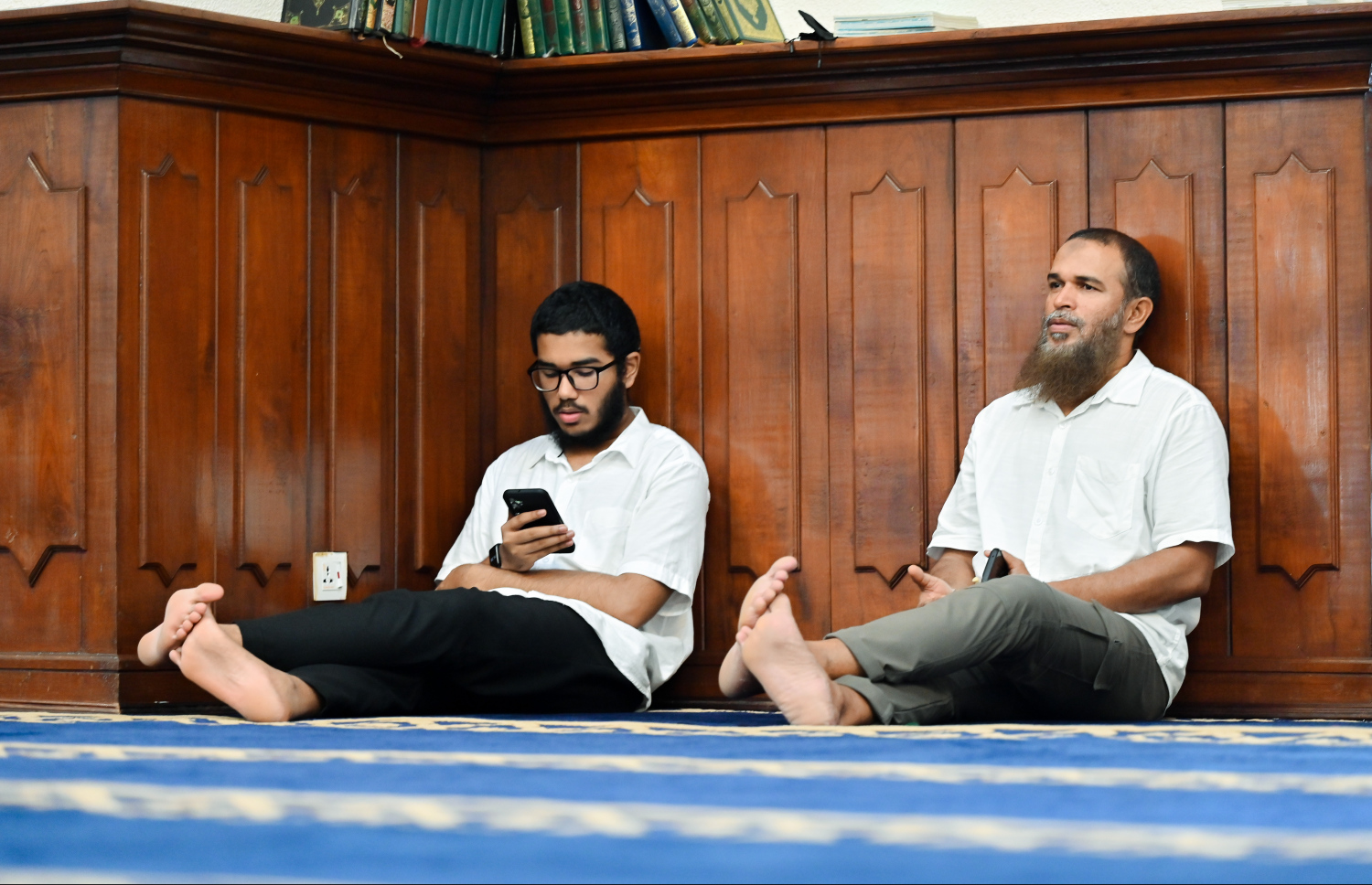 މިދިޔަ ރޯދަމަހުގެ ދުވަހެއްގައި ދެ ޒުވާނަކު އިސްލާމީ މަރުކަޒުގައި އަޅުކަމަށް މަސްއޫލުވެގެން.---ފޮޓޯ: ނިޝާން އަލީ| މިހާރު