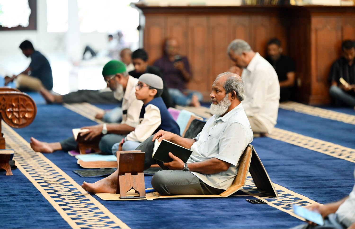 މި ރޯދަމަހު އިސްލާމީ މަރުކަޒުގައި ކުޑަކުއްޖަކު (މ) އަޅުކަމުގައި.---ފޮޓޯ: ނިޝާން އަލީ| މިހާރު