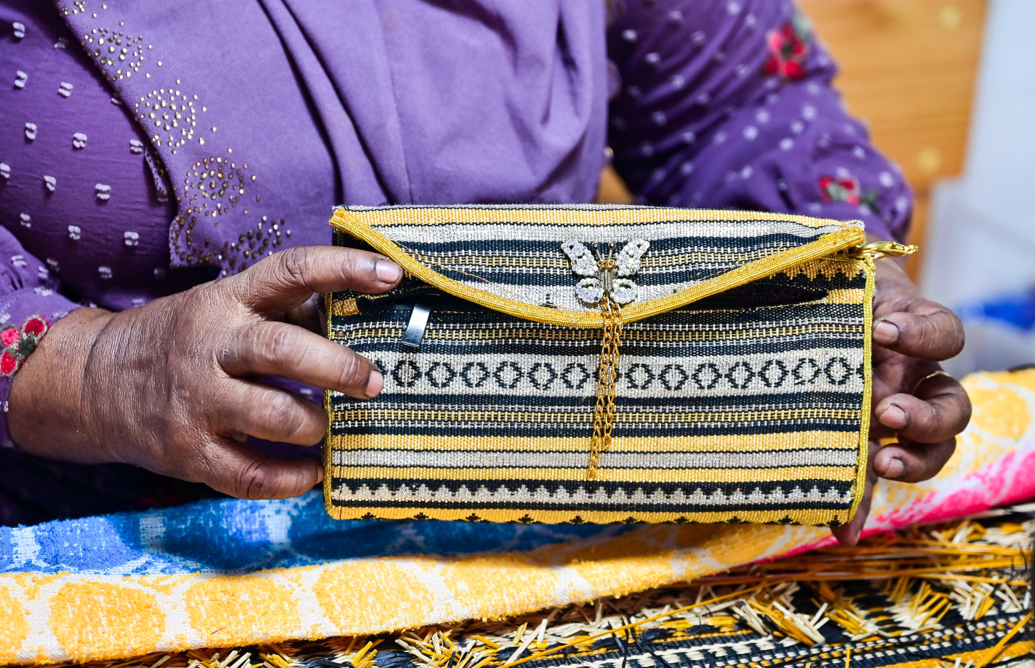 މި ހުނަރު ބޭނުންކޮށްގެން ފާއިޒާ ވިޔެފައި އޮތް އަތްދަބަހެއް.-- ފޮޓޯ: ފަޔާޒް މޫސާ | މިހާރު