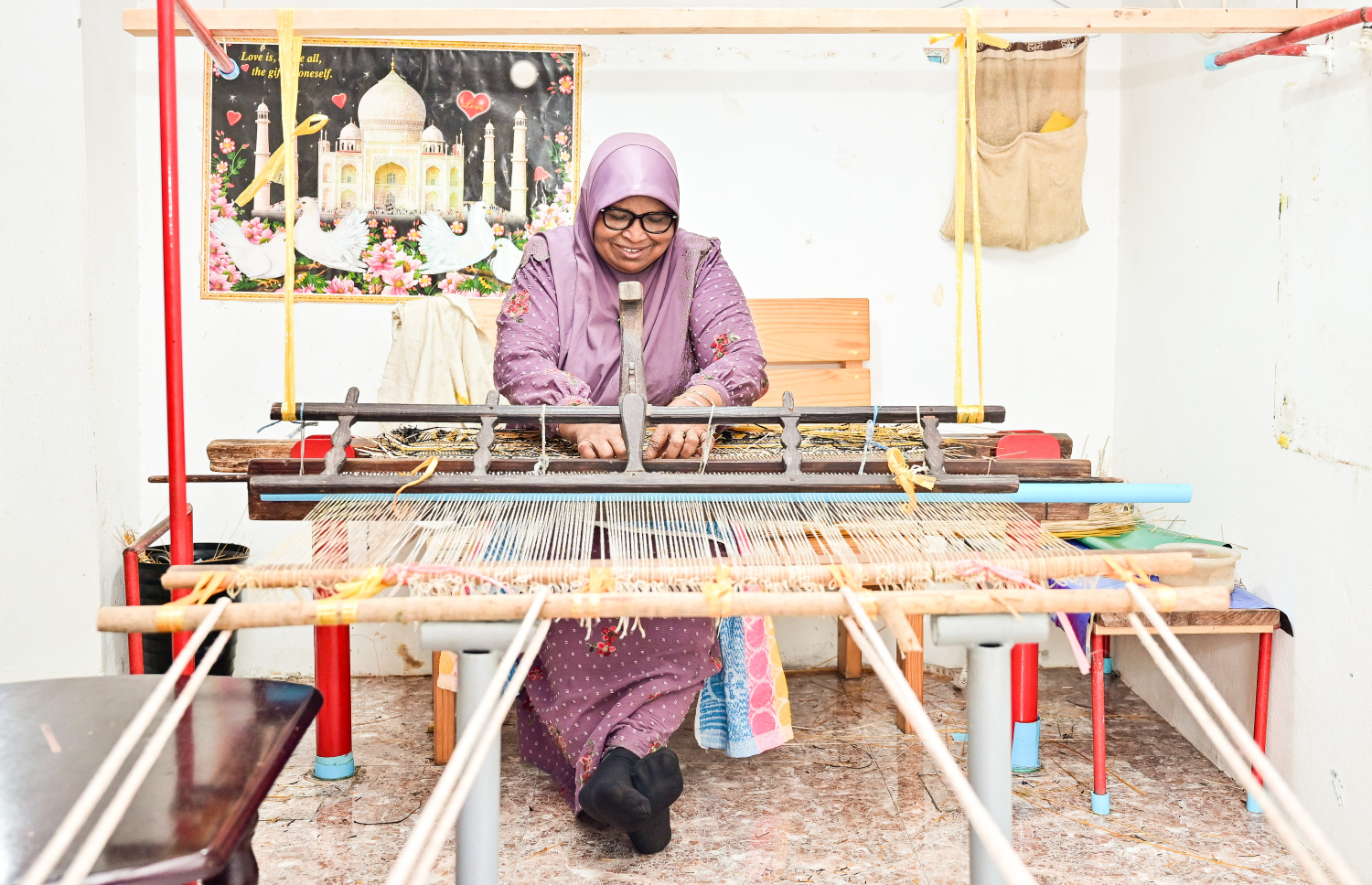 ފާއިޒާ ތުނޑުކުނާ ވިޔަނީ: އޭނާ މިކަން ކުރަނީ ގޭގެ ފެންޑާގައި މިކަމަށް ހާއްސަ ހަރެއް ބަހައްޓައިގެން.-- ފޮޓޯ: ފަޔާޒް މޫސާ | މިހާރު