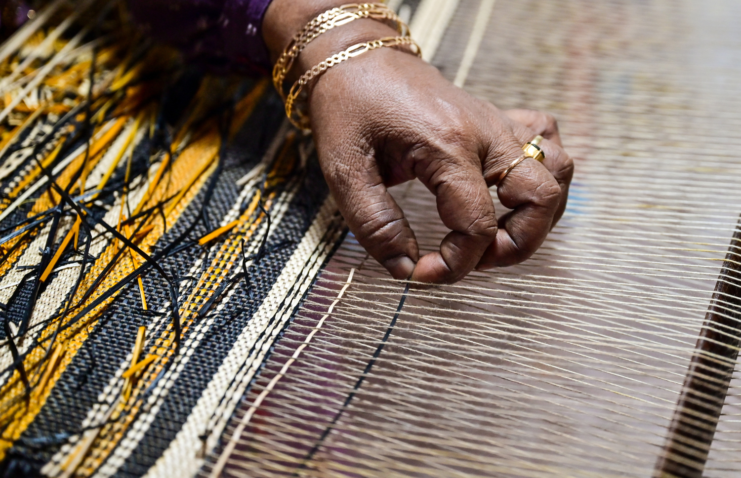 ފާއިޒާ ތުނޑުކުނާ ވިޔަނީ: އޭނާ މިކަން ކުރަނީ ގޭގެ ފެންޑާގައި މިކަމަށް ހާއްސަ ހަރެއް ބަހައްޓައިގެން.-- ފޮޓޯ: ފަޔާޒް މޫސާ | މިހާރު