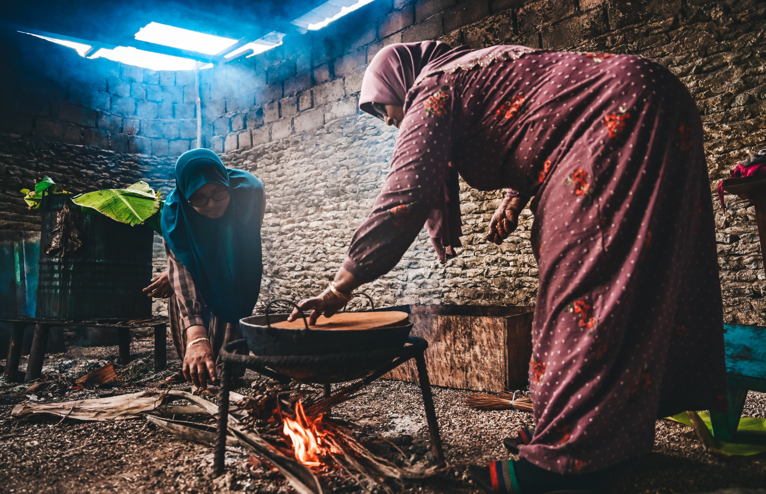 ތުނޑުކުނާ ވިޔަން ބޭނުންކުރާ ހާ ކައްކައި އޭގައި ކުލަ ޖެއްސުމުގެ މަސައްކަތް ކުރަނީ.-- ފޮޓޯ: ފަޔާޒް މޫސާ | މިހާރު