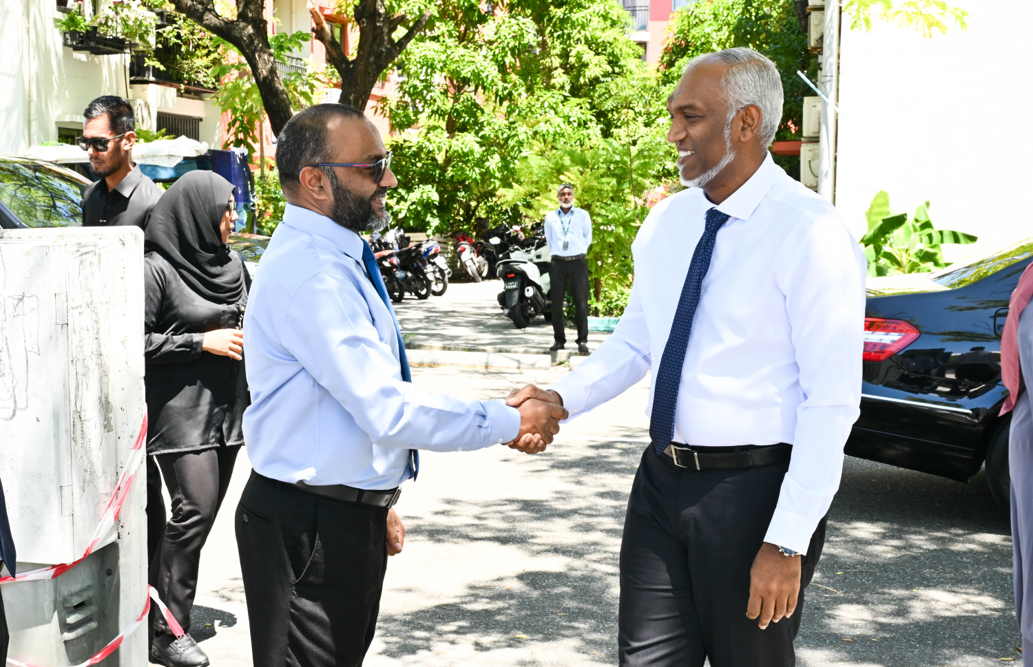 ޝައިހު އިސްމާއިލްގެ އަމިއްލަ ހަރަދުގައި ހުޅުމާލެ 1 ގައި ބިނާކުރާ އުންމުލްމުއުމިނީން އާއިޝާ ރަޟިޔަﷲ އަންހާ މިސްކިތުގެ ބިންގާ އެޅުމަށް ބޭއްވި ރަސްމިއްޔާތަށް ރައީސް ޑރ މުހައްމަދު މުއިއްޒު ވަޑައިގަތުމުން އިސްލާމިކް މިނިސްޓަރު ޑރ. މުހައްމަދު ޝަހީމް އަލީ ސައީދު މަރުހަބާ ދަންނަވަނީ--- ފޮޓޯ: ރައީސް އޮފީސް