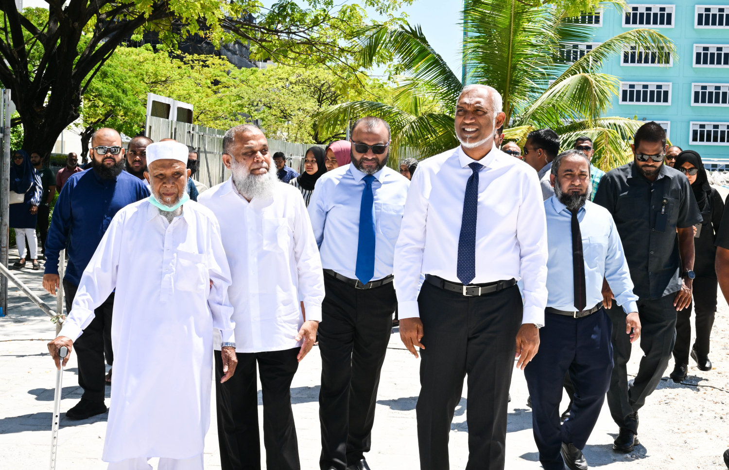 ހުޅުމާލެ 1 ގައި ބިނާކުރާ އުންމުލްމުއުމިނީން އާއިޝާ ރަޟިޔަﷲ އަންހާ މިސްކިތުގެ ބިންގާ އެޅުމަށް ބޭއްވި ރަސްމިއްޔާތަށް ރައީސް ޑރ މުހައްމަދު މުއިއްޒު ވަޑައިގަންނަވާއިރު، އަރިހުގައި ދީނީ އިލްމުވެރިޔާ މ. ތޮއިބާ، ޝައިހު އިސްމާއިލް މުހައްމަދު (ތޮއިބާ ޝައިހު އިސްމާއިލް)-- ފޮޓޯ: ރައީސް އޮފީސް