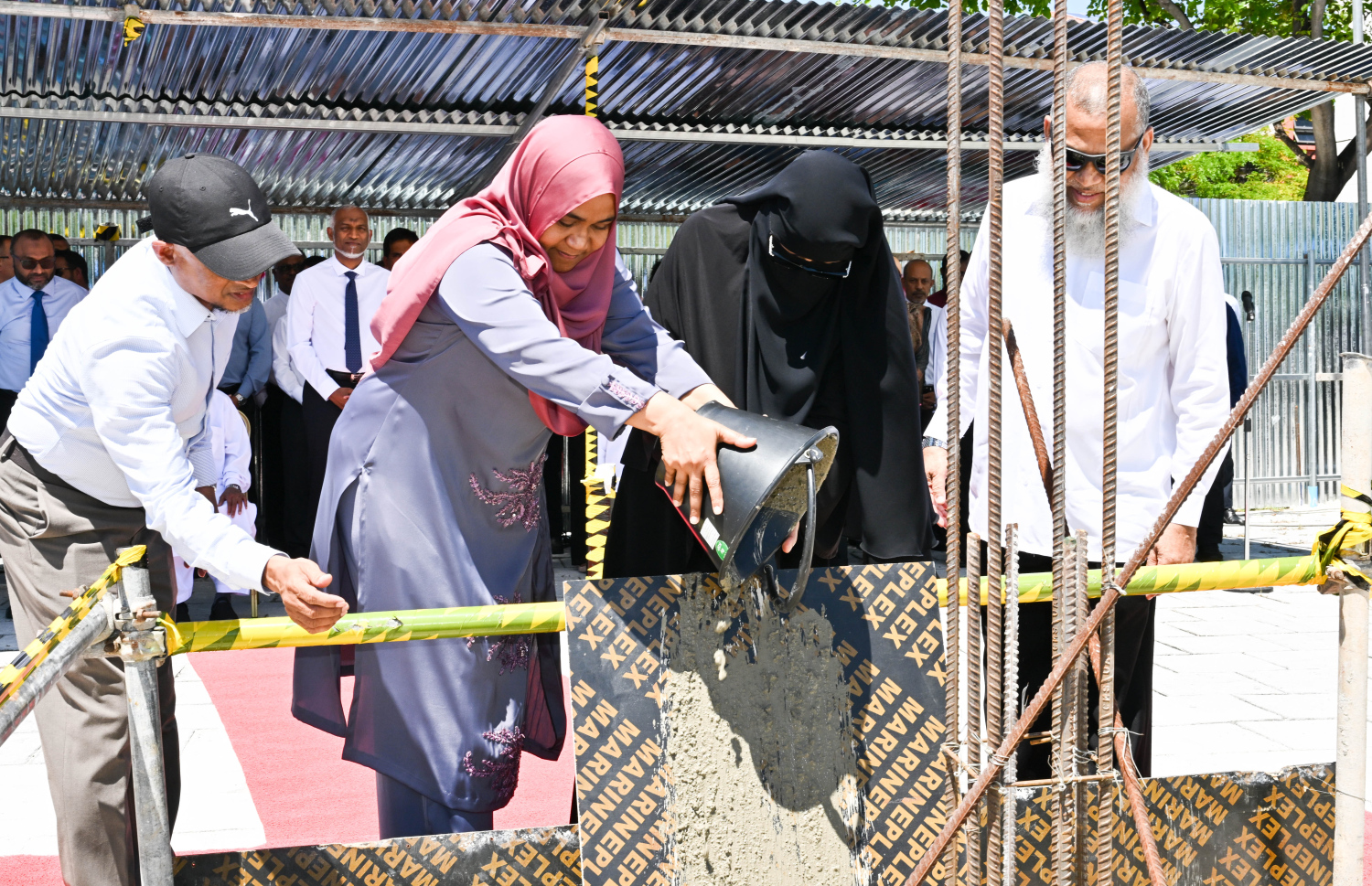 ޝައިހު އިސްމާއިލްގެ ހަރަދުގައި ހުޅުމާލެ 1 ގައި އިމާރާތްކުރާ މިސްކިތުގެ މަސައްކަތް ފައްޓަވައި ދެއްވުމުގެ ގޮތުް ފަސްޓް ލޭޑީ ސާޖިދާ މުހައްމަދު ސިމެންތި އަޅުއްވަނީ.--- ފޮޓޯ: ރައީސް އޮފީސް