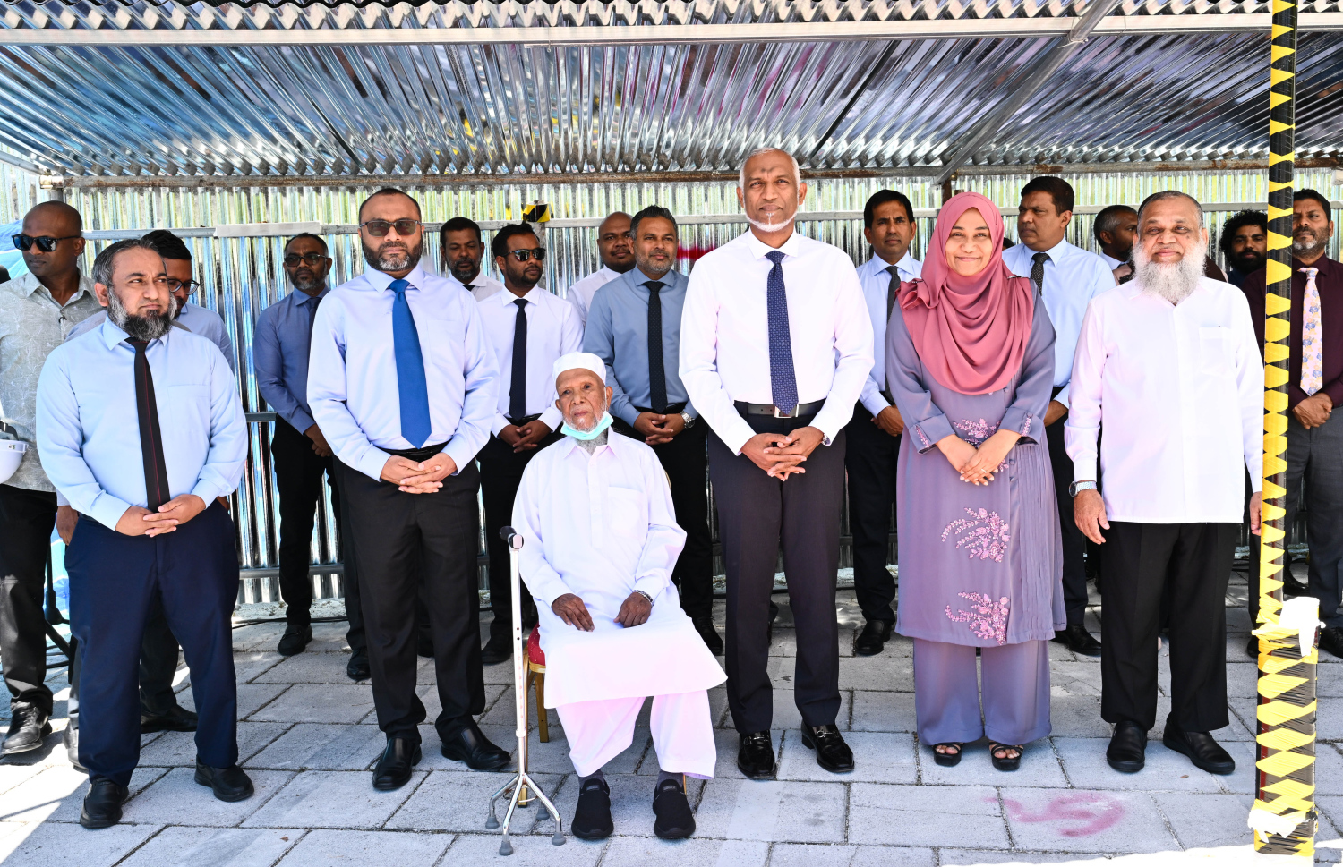 ޝައިހު އިސްމާއިލްގެ ހަރަދުގައި ހުޅުމާލެ 1 ގައި އިމާރާތްކުރާ މިސްކިތުގެ ބިންގާ އެޅުމުގެ ރަސްމިއްޔާތުގައި ރައީސް މުއިއްޒުގެ ދެކަނބަލުން އަދި އިސްމާއިލް (ގޮނޑީގައި އިށީނދެވަޑައިގެެން).---ފޮޓޯ: ރައީސް އޮފީސް