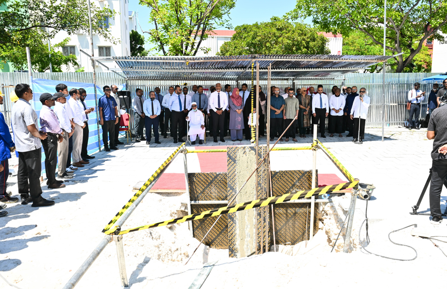 ޝައިހު އިސްމާއިލްގެ ހަރަދުގައި ހުޅުމާލެ 1 ގައި އިމާރާތްކުރާ މިސްކިތުގެ ބިންގާ އެޅުމުގެ ރަސްމިއްޔާތު: މި މިސްކިތަކީ އެތެރެ އާއި ބޭރުގައި 2،000 އަށް ވުރެ ގިނަ މީހުންނަށް ނަމާދު ކުރެވޭ ގޮތަށް ބިނާކުރާ މިސްކިތެއް.---ފޮޓޯ: ރައީސް އޮފީސް