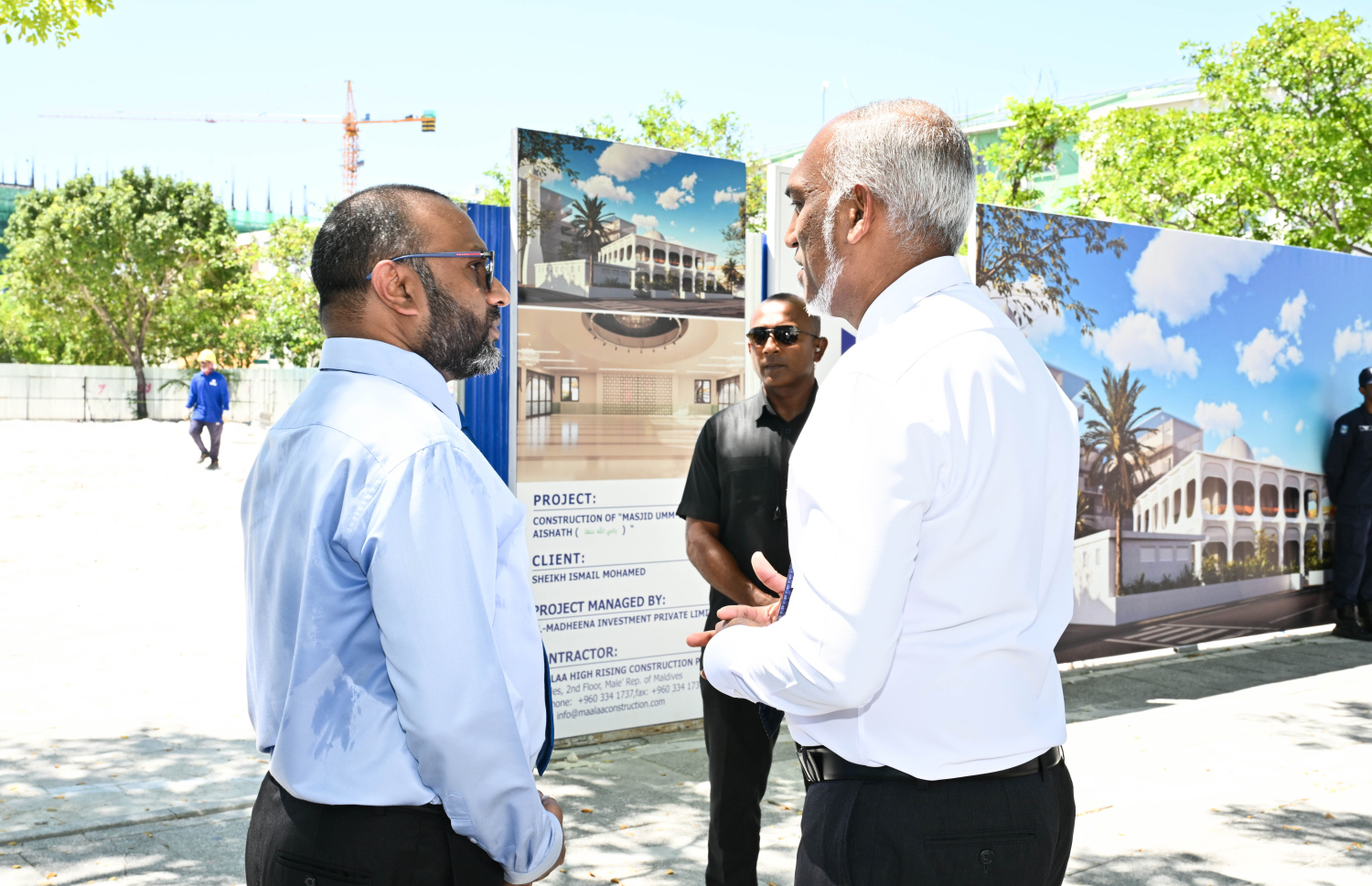 ޝައިހު އިސްމާއިލްގެ ހަރަދުގައި ހުޅުމާލެ 1 ގައި އިމާރާތްކުރާ މިސްކިތުގެ ބިންގާ ރައީސް މުއިއްޒު އަޅުއްވައި ދެއްވުމަށް ފަހު، މިސްކިތާ ބެހޭ މައުލޫމާތު އިސްލާމިކް މިނިސްޓަރު ޑރ. މުހައްމަދު ޝަހީމް އަލީ ސައީދު ދެއްވަނީ.--- ފޮޓޯ: ރައީސް އޮފީސް