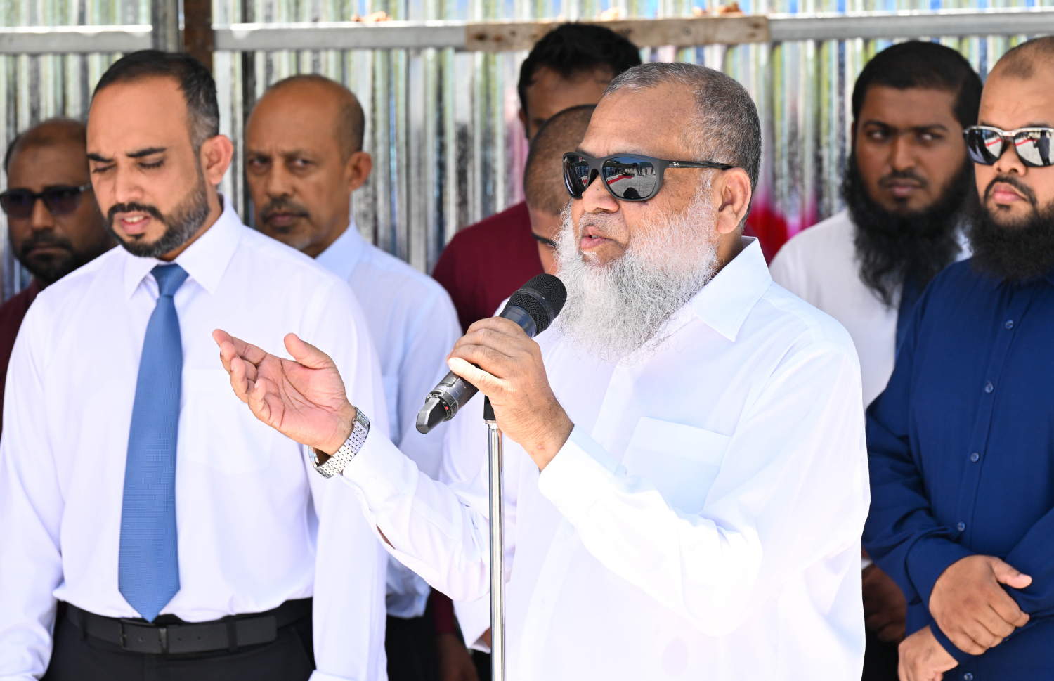 ޝައިހު އިސްމާއިލްގެ ހަރަދުގައި ހުޅުމާލެ 1 ގައި އިމާރާތްކުރާ މިސްކިތުގެ ބިންގާ އެޅުމުގެ ރަސްމިއްޔާތުގައި އިސްލާމީ މަރުކަޒުގެ އިސް އިމާމު ޝައިހު މުހައްމަދު ލަތީފު ވާހަކަ ދައްކަވަނީ.--- ފޮޓޯ: ރައީސް އޮފީސް