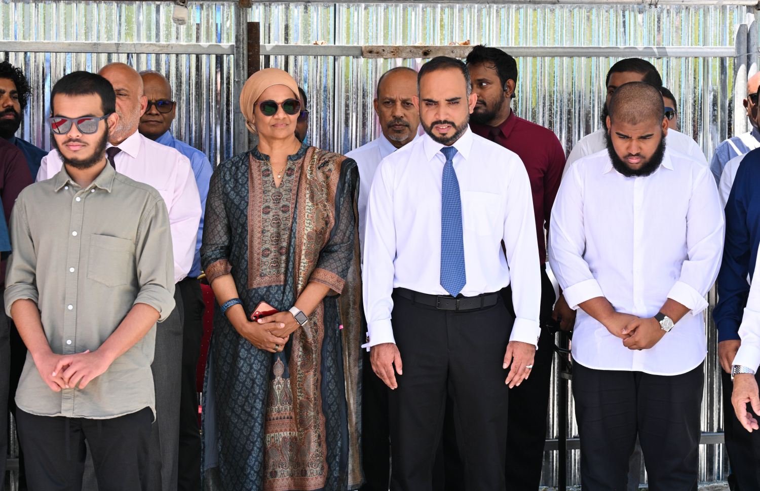 ހުޅުމާލެ 1 ގައި ޝައިހު އިސްމާއިލް ބިނާކުރާ އުންމުލްމުއުމިނީން އާއިޝާ ރަޟިޔަﷲ އަންހާ މިސްކިތުގެ ބިންގާ އެޅުމަށް ބޭއްވި ރަސްމިއްޔާތުގައި ސަރުކާރުގެ ބައެއް މިނިސްޓަރުން ބައިވެރިވެވަޑައިގަންނަވަނީ.--- ފޮޓޯ: ރައީސް އޮފީސް