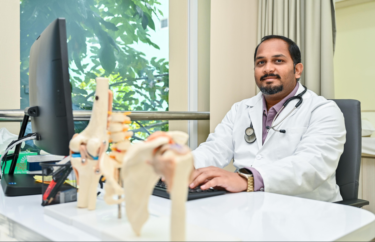 ޕެއިން ސްޕެޝަލިސްޓު ޑރ. މަހޭޝް. -- ފޮޓޯ: ފަޔާޒް މޫސާ | މިހާރު