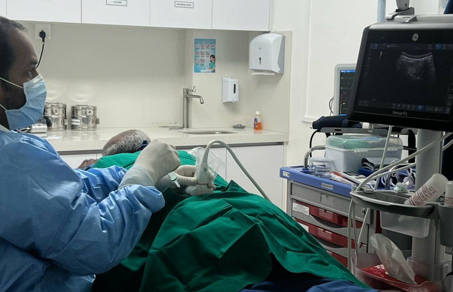 ޕެއިން ކްލިނިކްގައި ޕޭޝަންޓަކަށް ފަރުވާ ދެނީ.