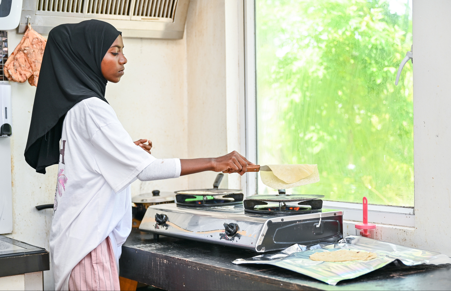 ރިސޯޓަށް ފޮނުވަން ރޮށި ފިހަން ހަވާލުވި ގެއެއްގައި އެ މަސައްކަތް ކުރަނީ. -- ފޮޓޯ: ފަޔާޒް މޫސާ | މިހާރު