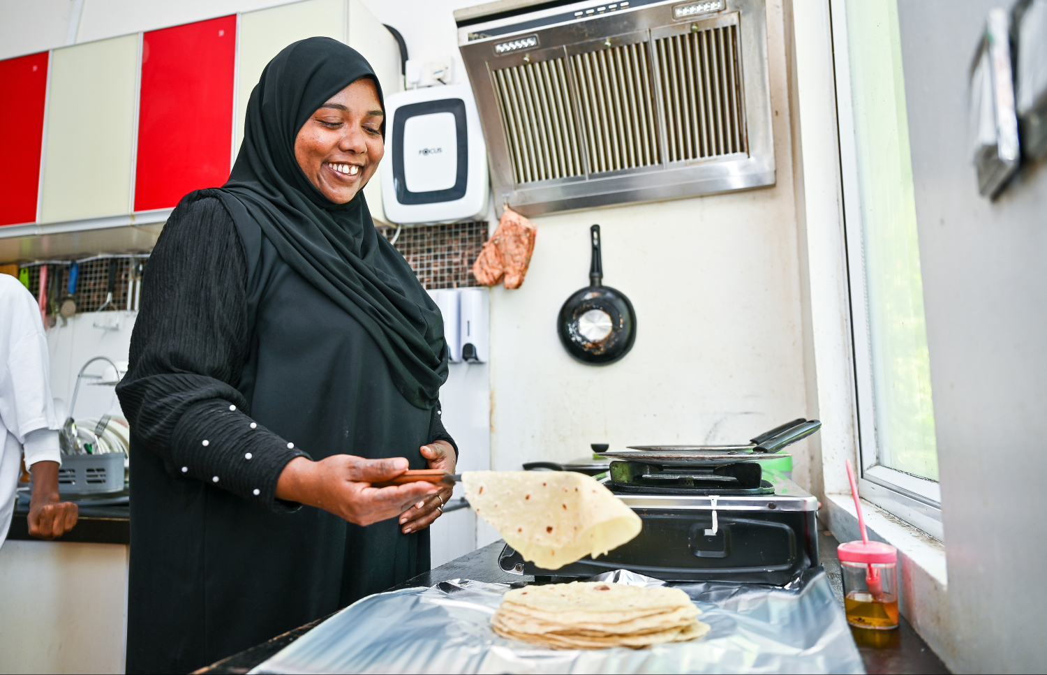 ޔުމްނާ ރޮށި ފިހަނީ: ގޭގައި ކޮންމެ ދުވަހަކު ގަޑިއެއްހާ އިރު މަސައްކަތްކޮށްގެން އާމްދަނީ ލިބުމަކީ ވަރަށް ބޮޑު ހިތްހަމަޖެހުމެއް ކަމަށް އޭނާ ބުނޭ. -- ފޮޓޯ: ފަޔާޒް މޫސާ | މިހާރު