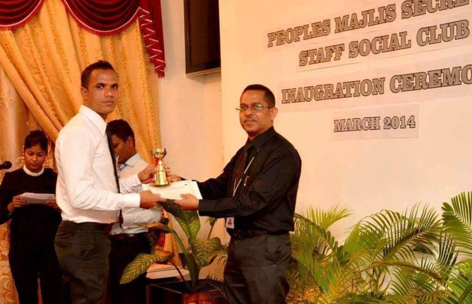 ރައްޔިތުންގެ މަޖިލިހުގެ އޭރުގެ އަމީން އާންމު އަހުމަދު މުހައްމަދު، އަފްރާހު އަށް ސެޓްފިކެޓެއް ދެއްވަނީ.