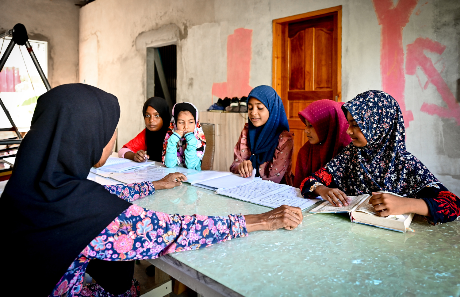 ހަދީޖާ، އޭނާގެ ގޭގައި ކުދިންނަށް ކިޔަވައިދެނީ.-- ފޮޓޯ: ނިޝާން އަލީ | މިހާރު