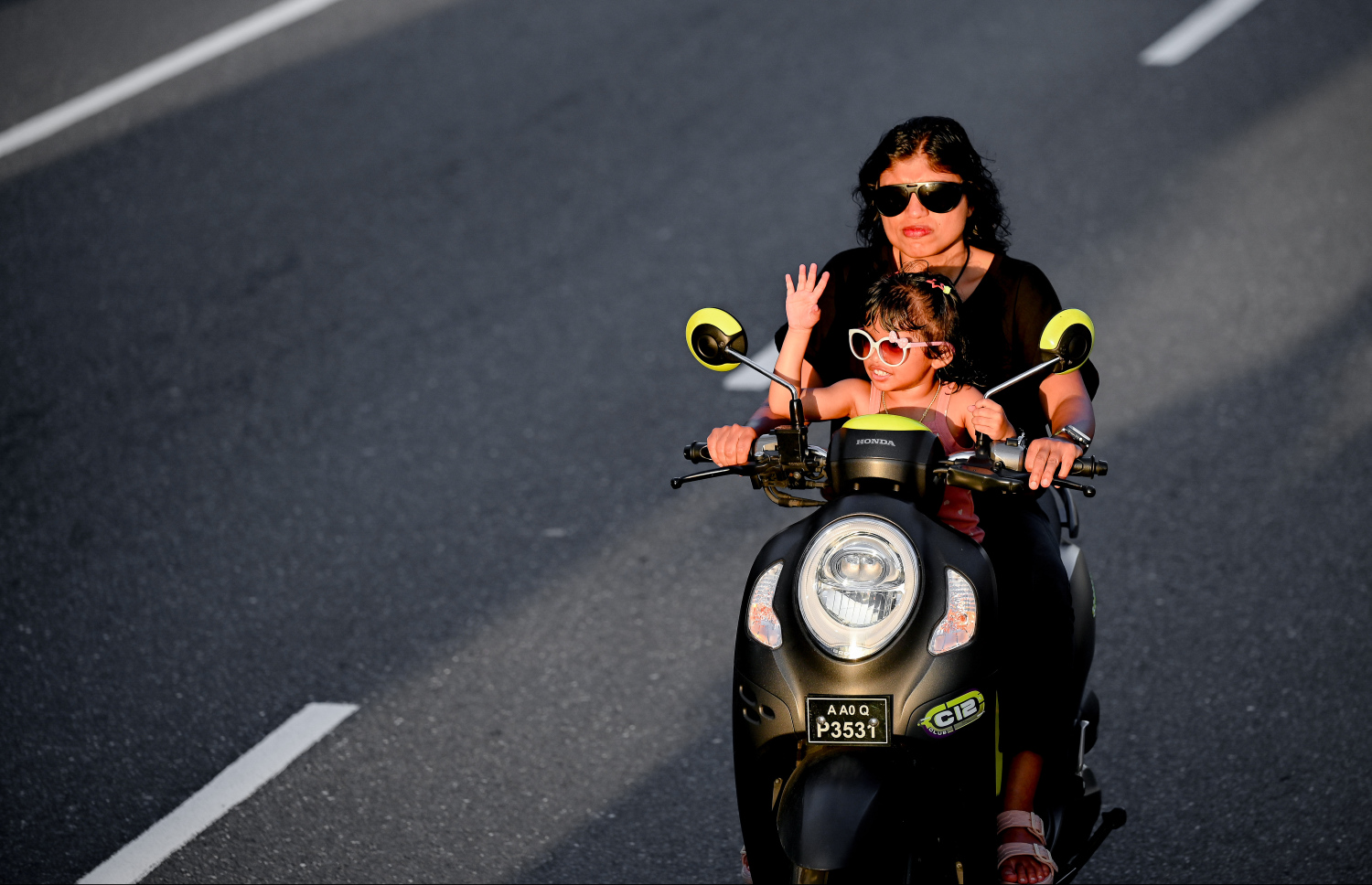 ރޯދަ ކުރުކޮށްލުމަށްޓަކައި ބަޔަކު ސައިކަލުގައި ދަނީ: ރޯދަ ކުރުކޮށްލުމަށްޓަކައި ކުޑަކުދިން ގޮވައިގެން ދުއްވާލަން ދިއުމަކީ މާލޭގައި އާންމު މަންޒަރެއް.-- ފޮޓޯ: ނިޝާން އަލީ | މިހާރު